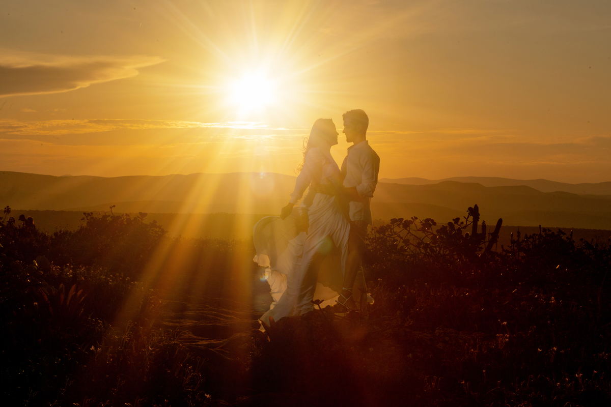Tenha um guia de poses para fazer fotografias montadas.