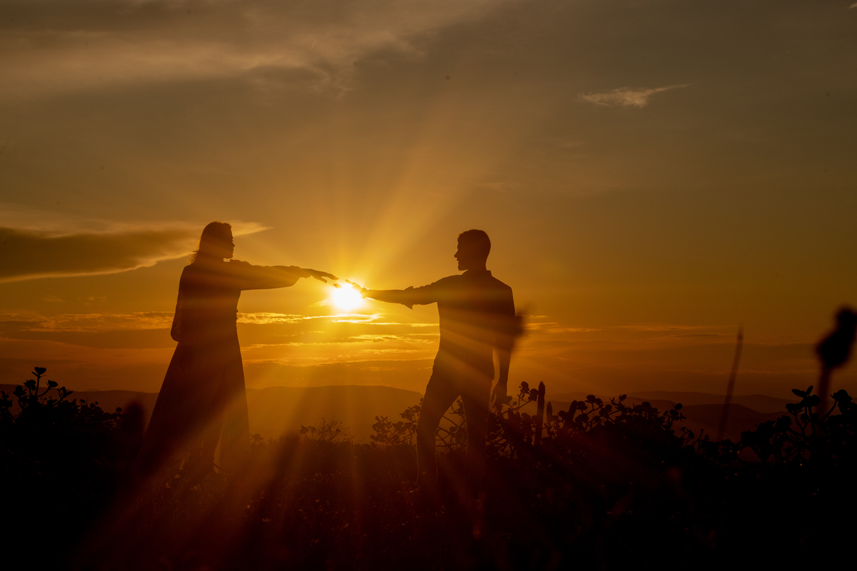 Tenha um guia de poses para fazer fotografias montadas.