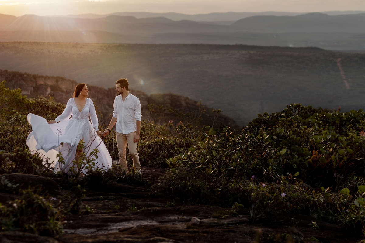 casal evangélico fazendo ensaio ao ar livre 