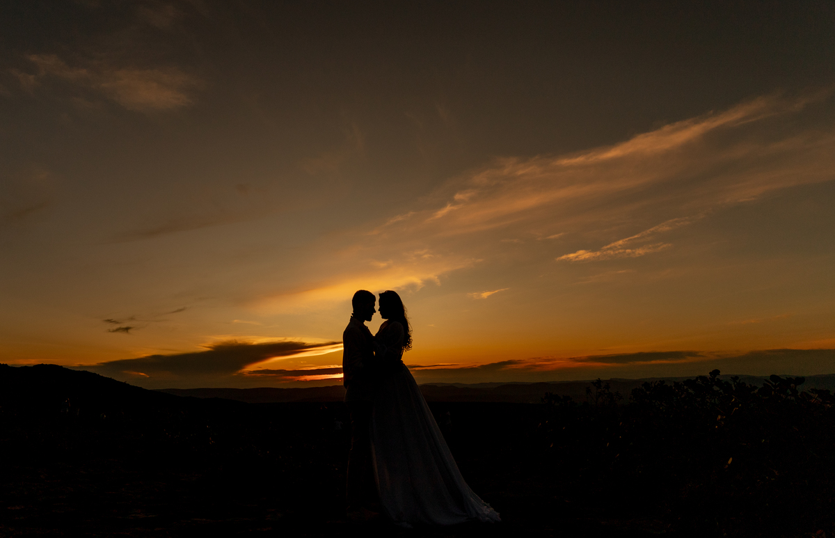 Um ensaio acadêmico é um gênero textual que tem como objetivo discutir determinado tema. Ele consiste na exposição das ideias e pontos de vista do autor sobre determinado tema, com base em pesquisa referencial