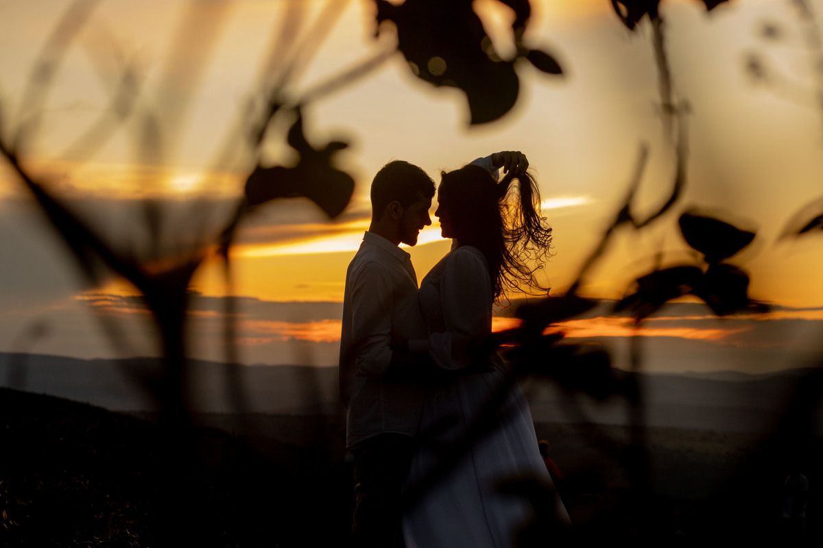 Vestir algo confortável e que eleve a autoestima é fundamental. Por isso, é bom que o modelo da roupa represente o estilo do casal, refletindo sua personalidade que será captada pelo trabalho do fotógrafo. As cores também devem ser escolhidas com muito