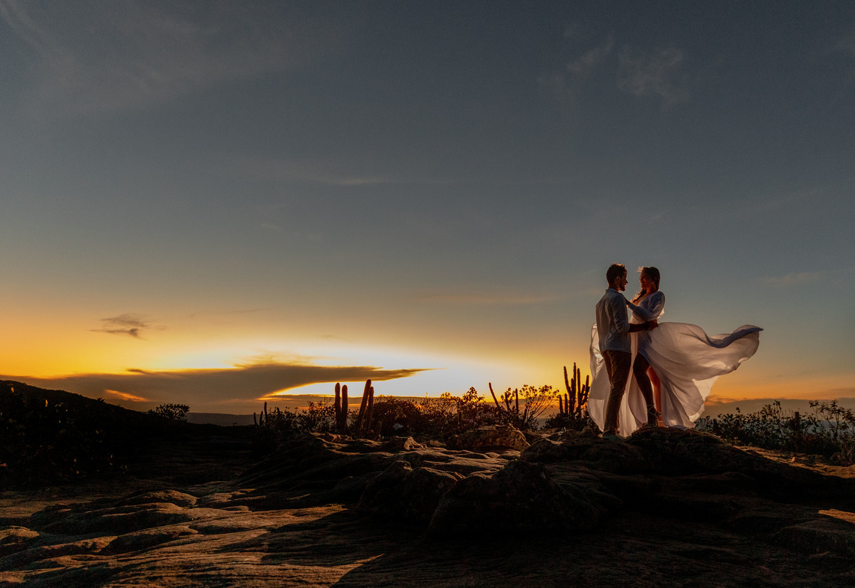 por do sol com casal romântico 