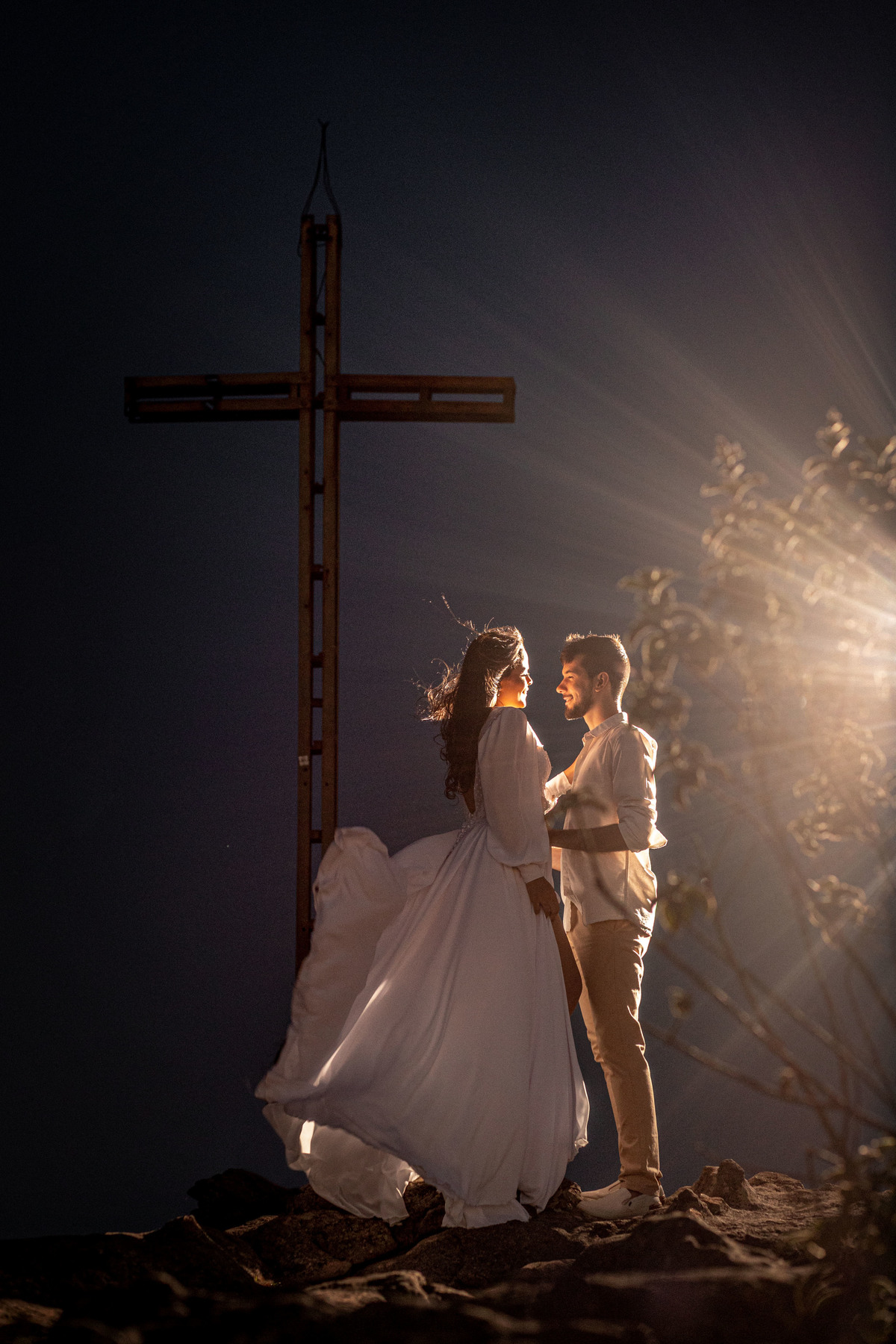 casal evangélico fazendo ensaio ao ar livre O que é ensaio wedding?
É um ensaio fotográfico dos noivos que acontece alguns meses antes do casamento. Uma experiência incrível para o casal e um momento de pausa em meio a toda organização do casamento.