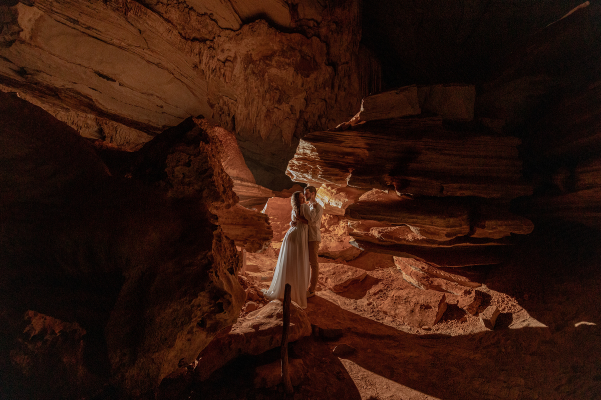 Verdes ricos e profundos, roxos e azul são todos bons. Cores claras também são super bem-vindas, pois dão um ar mais leve e harmônico em relação as composições que serão feitas no ensaio. Não recomendado: Roupas com estampas exageradas, listras, cores mui