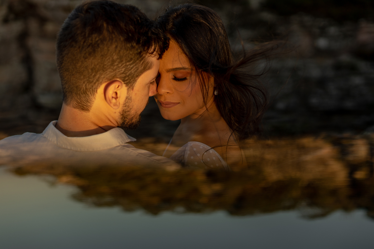 casal evangélico fazendo ensaio ao ar livre 