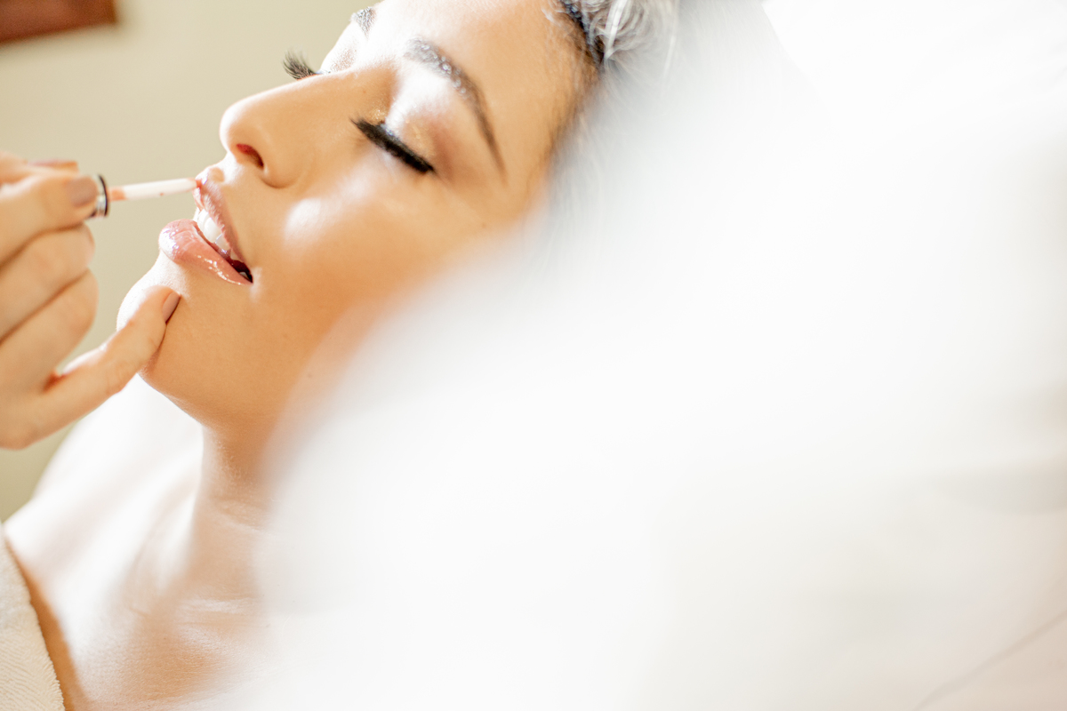 noiva feliz com fotógrafos na Bahia 