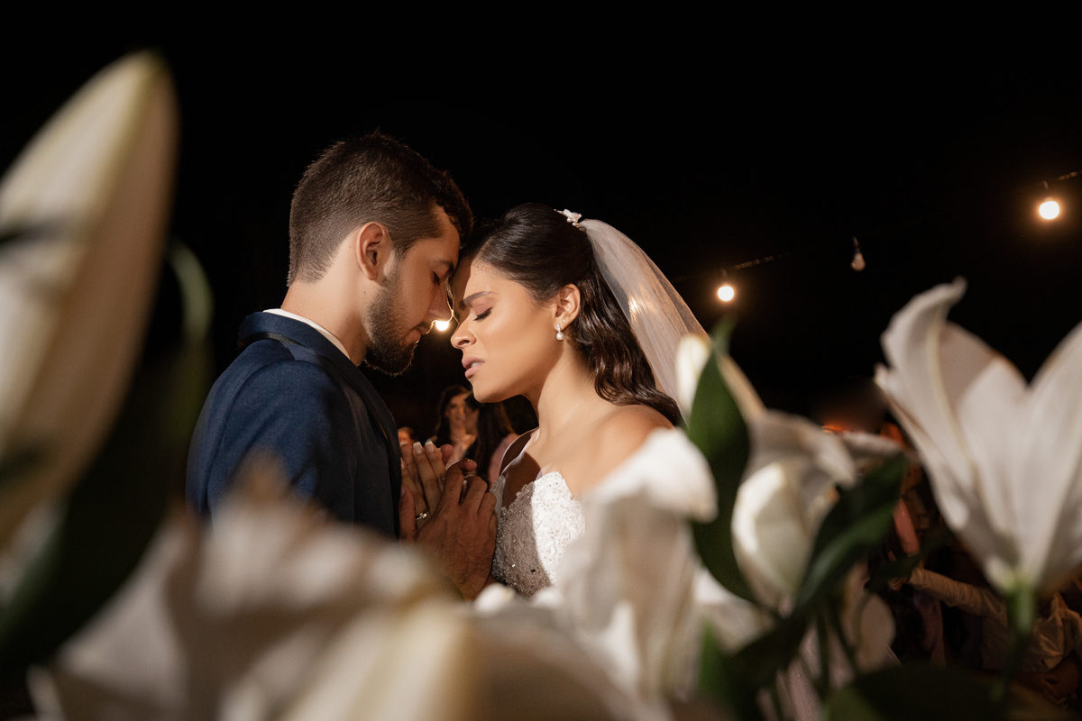 casal no altar casando 