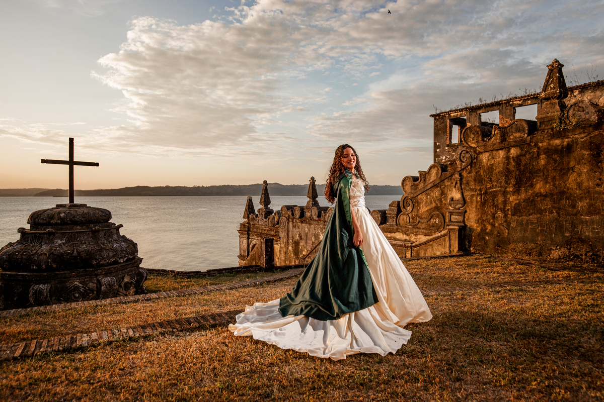 ensaio debutante feio no castelo com cavalos 