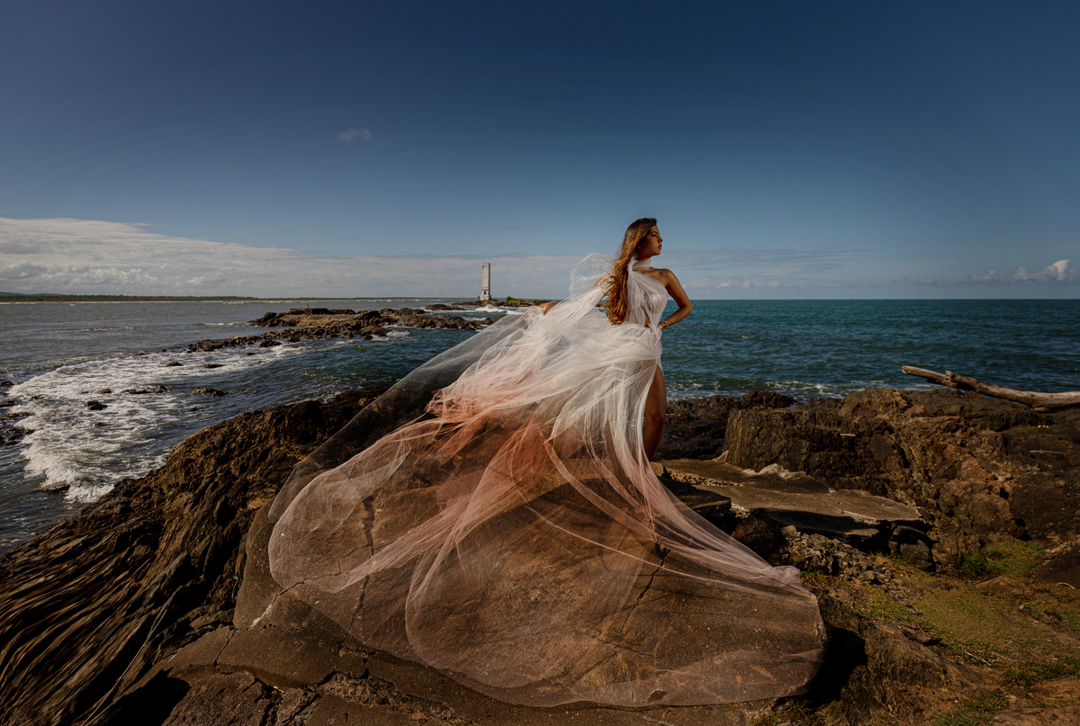 ensaio fotografico de debutante com vestido e sol na Bahia 