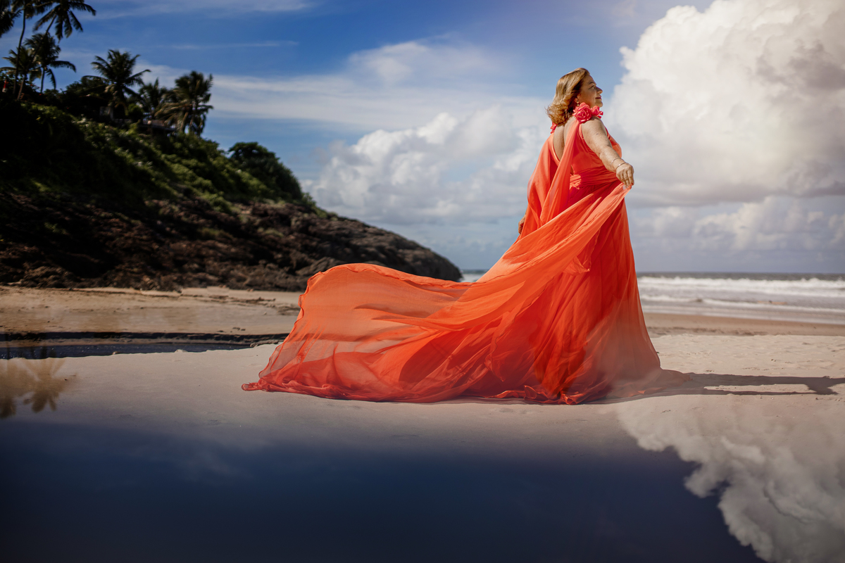 plena e linda com vestido laranja 