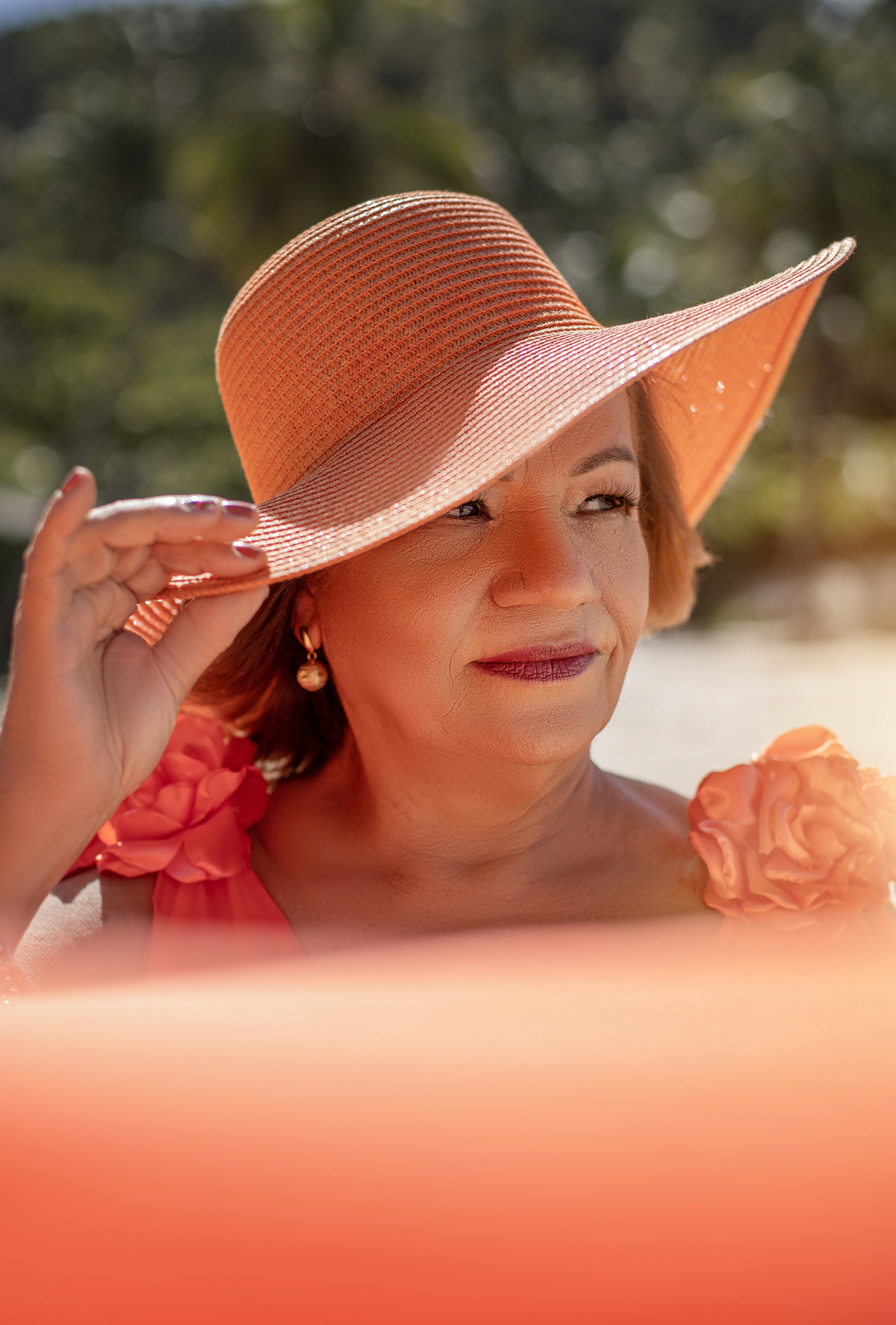 rosto de senhora com 70 anos na Bahia com roupas leves e 