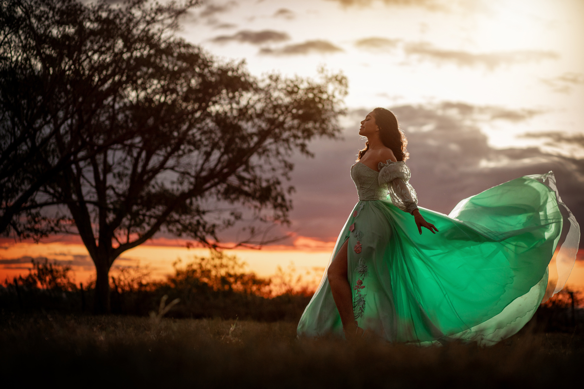 foto de debutante no pôr do sol 