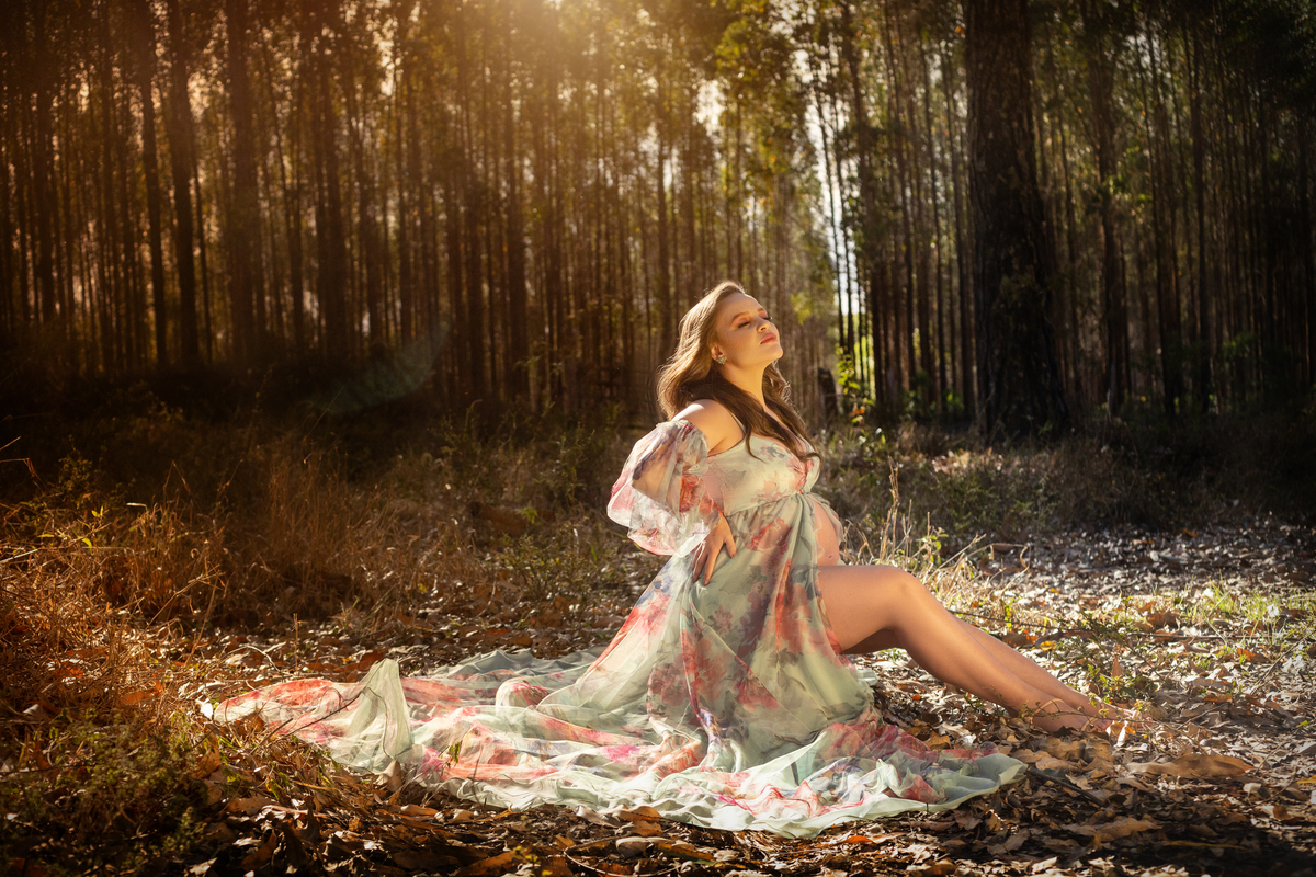 gestante em luz do sol 
