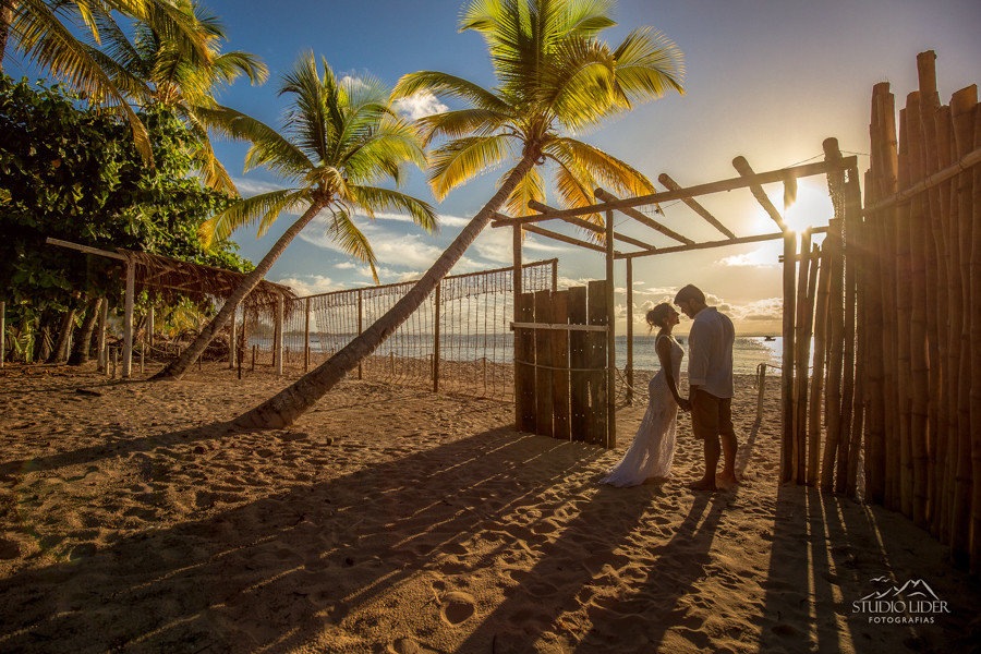 vestida de branco, vestido, noiva, flor no cabelo, casal, ensaio de casamento, por do sol , praia 