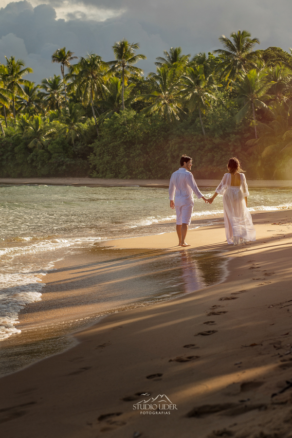 vestida de branco, vestido, noiva, flor no cabelo, casal, ensaio de casamento, amor