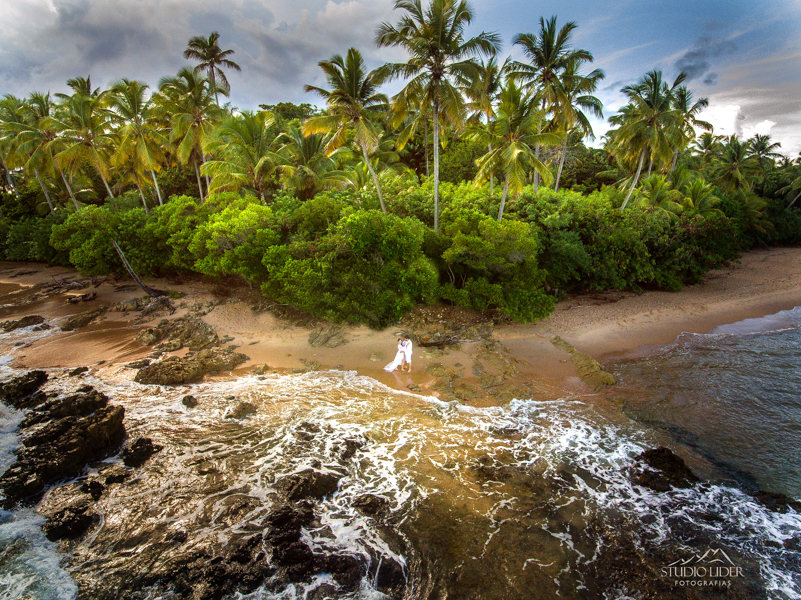 casamento, noiva feliz fotos de drone de casal , ensaio em praia
