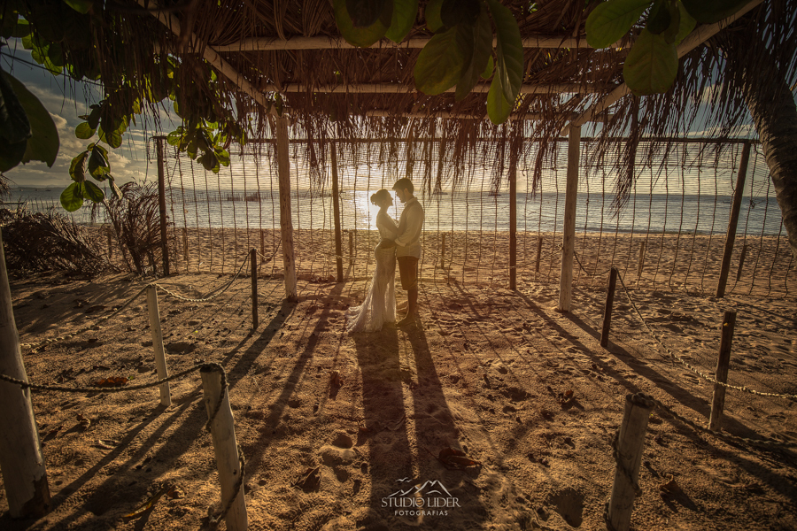 casal noivos , praia, bahia, casamento  na praia, casal 