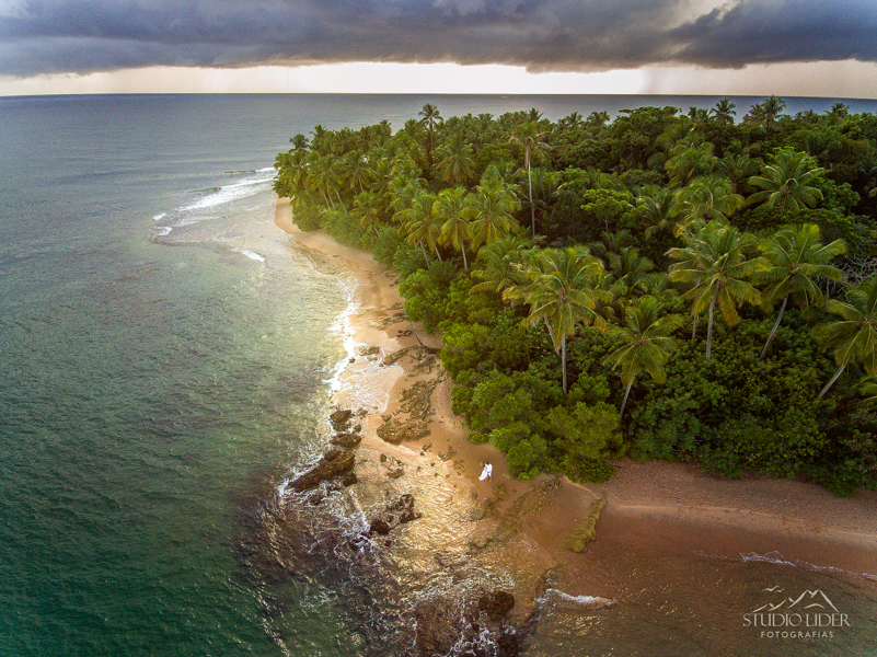 Barra grande 
vestida de branco, vestido, noiva, flor no cabelo, casal, ensaio de casamento, noiva feliz fotos de drone de casal 