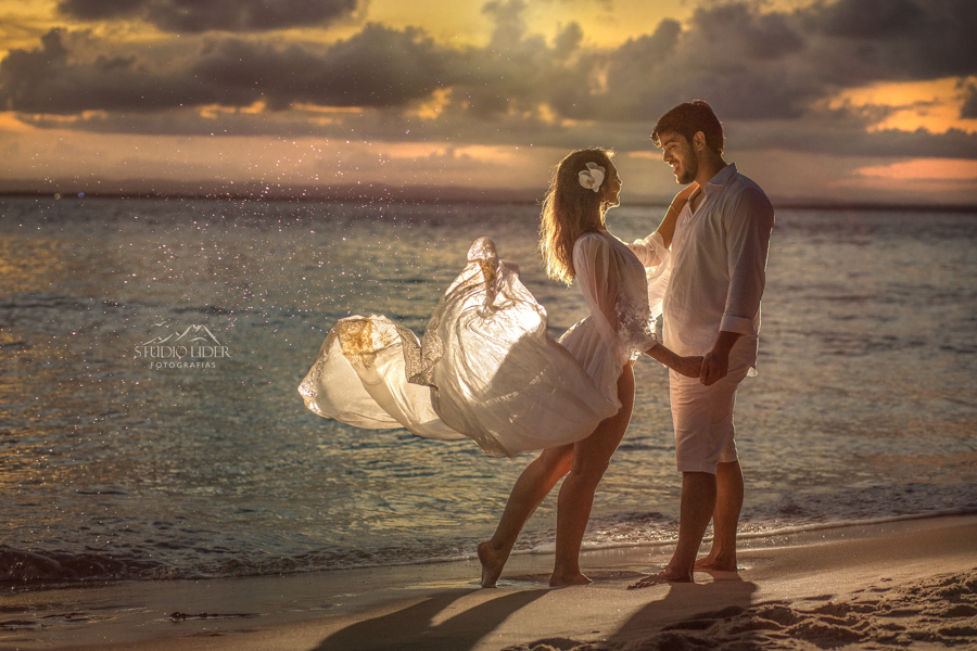 noiva, vestido branco vestida de branco, vestido, noiva, flor no cabelo, casal, ensaio de casamento