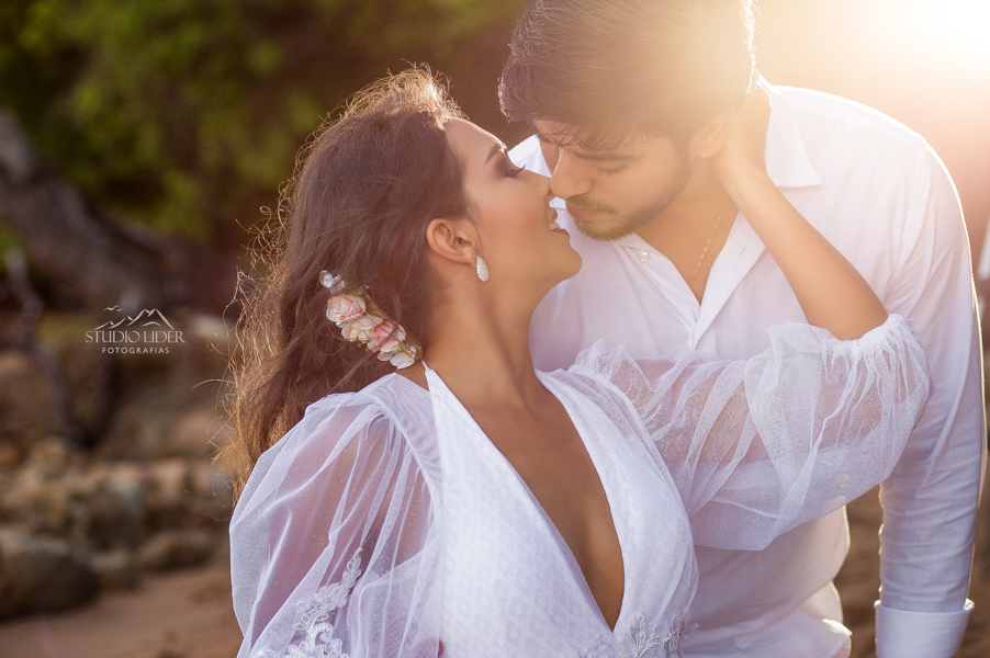 vestida de branco, vestido, noiva, flor no cabelo, casal, ensaio de casamento, casamento jequié