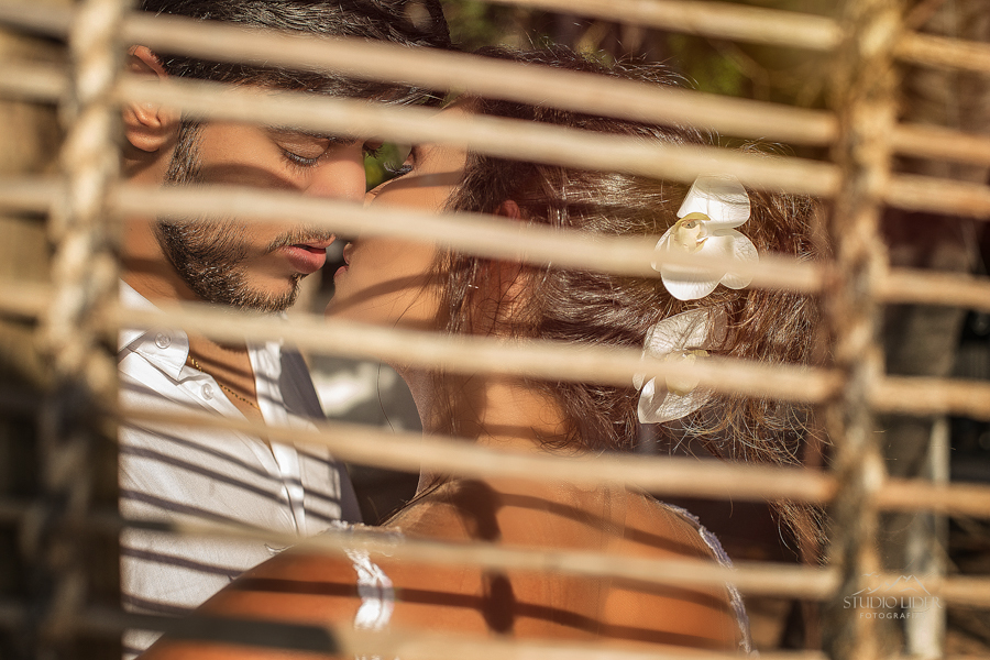 vestida de branco, vestido, noiva, flor no cabelo, casal, ensaio de casamento