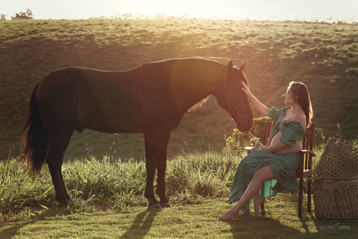 ensaio em por do sol de fazenda com cavalo