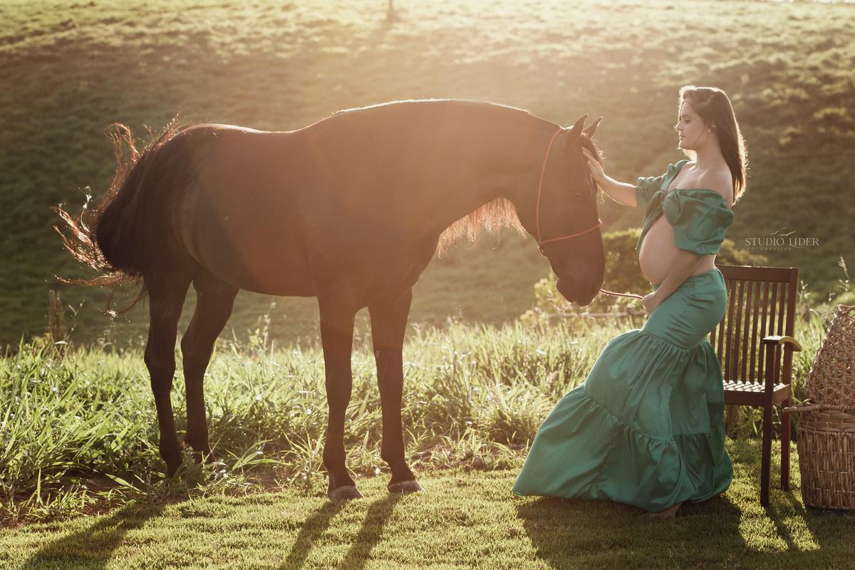 ensaio em fazenda de gestante com cavalo