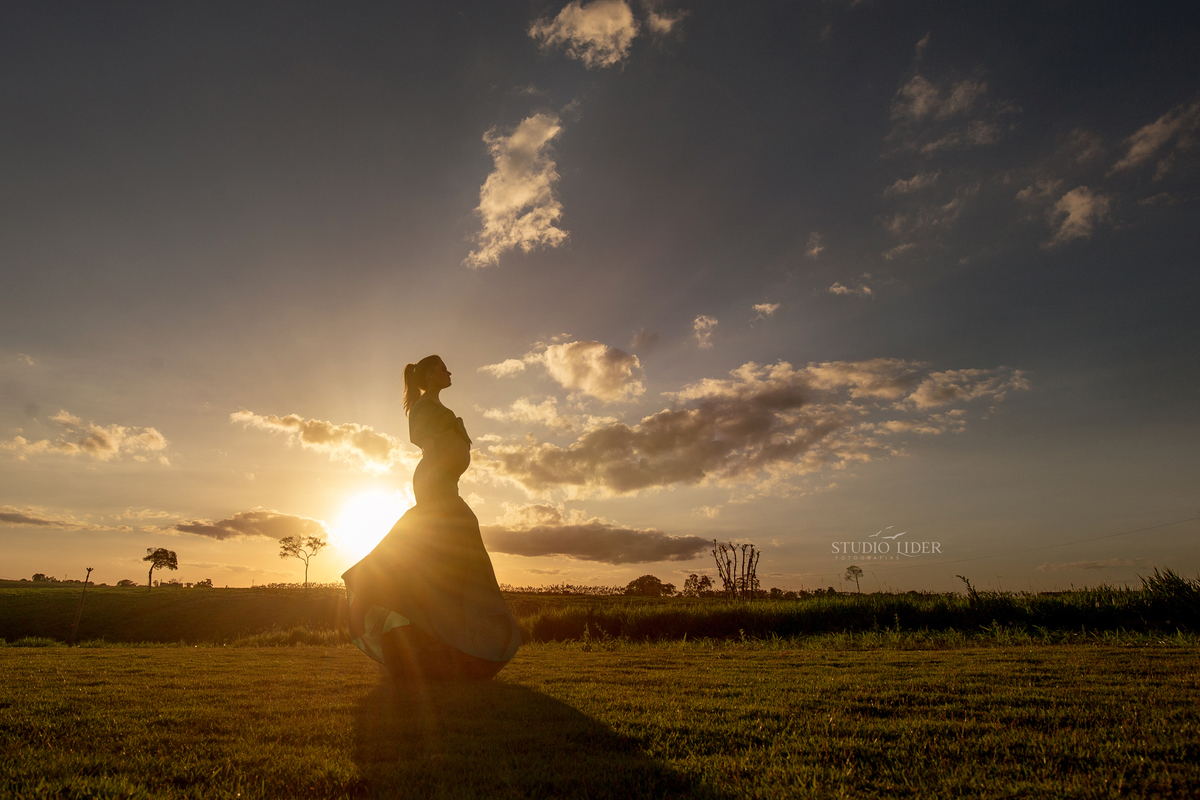 gestante em por do sol