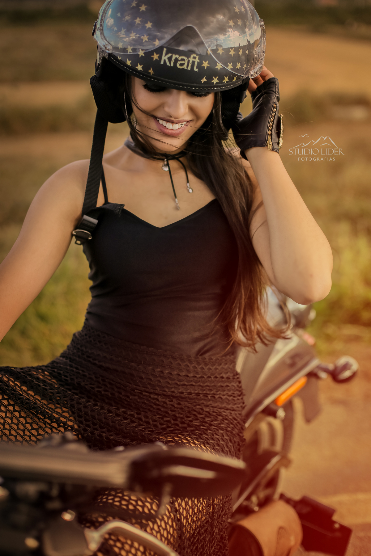 fotos de 15 anos com moto na Bahia com detalhes delicados 
