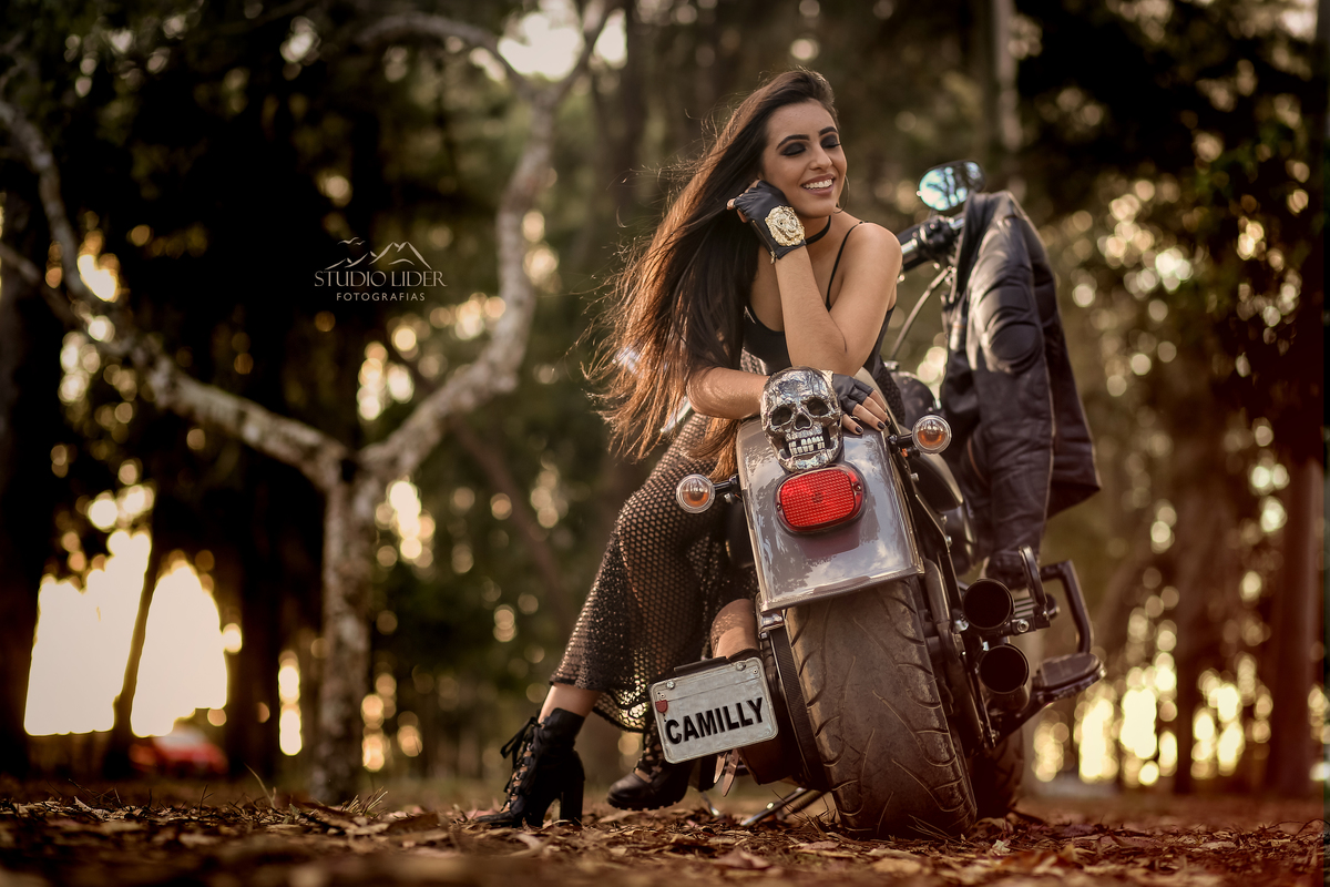 foto de mulher em moto com estilo urbano e caveira na moto para ensaio de debutante e de 15 anos em Jaguaquara ensaio de debutante em Jequié 