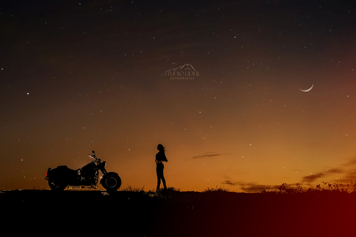 por do sol de ensaio de debutante em Jaguaquara e Jequié com moto e estilo urbano debutante de Entrocamento 