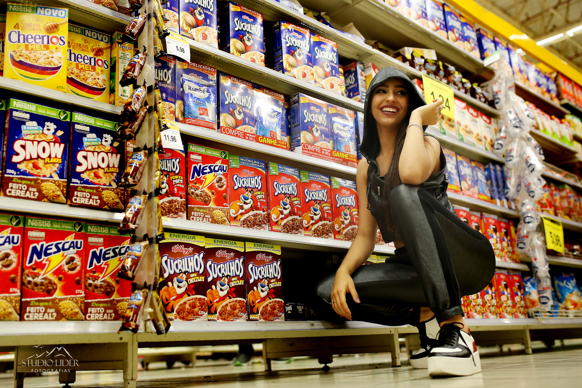 fotos no supermercado de debutante em Salvador 
