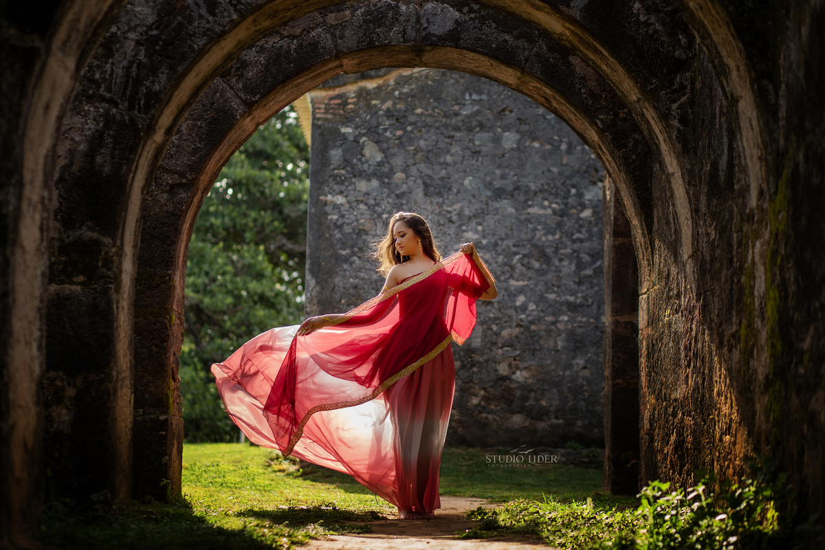 roupa vermelha temático ensaio debutante em Salvador  ensaio debutante perfeito castelo colorido roupa colorida 15 anos 