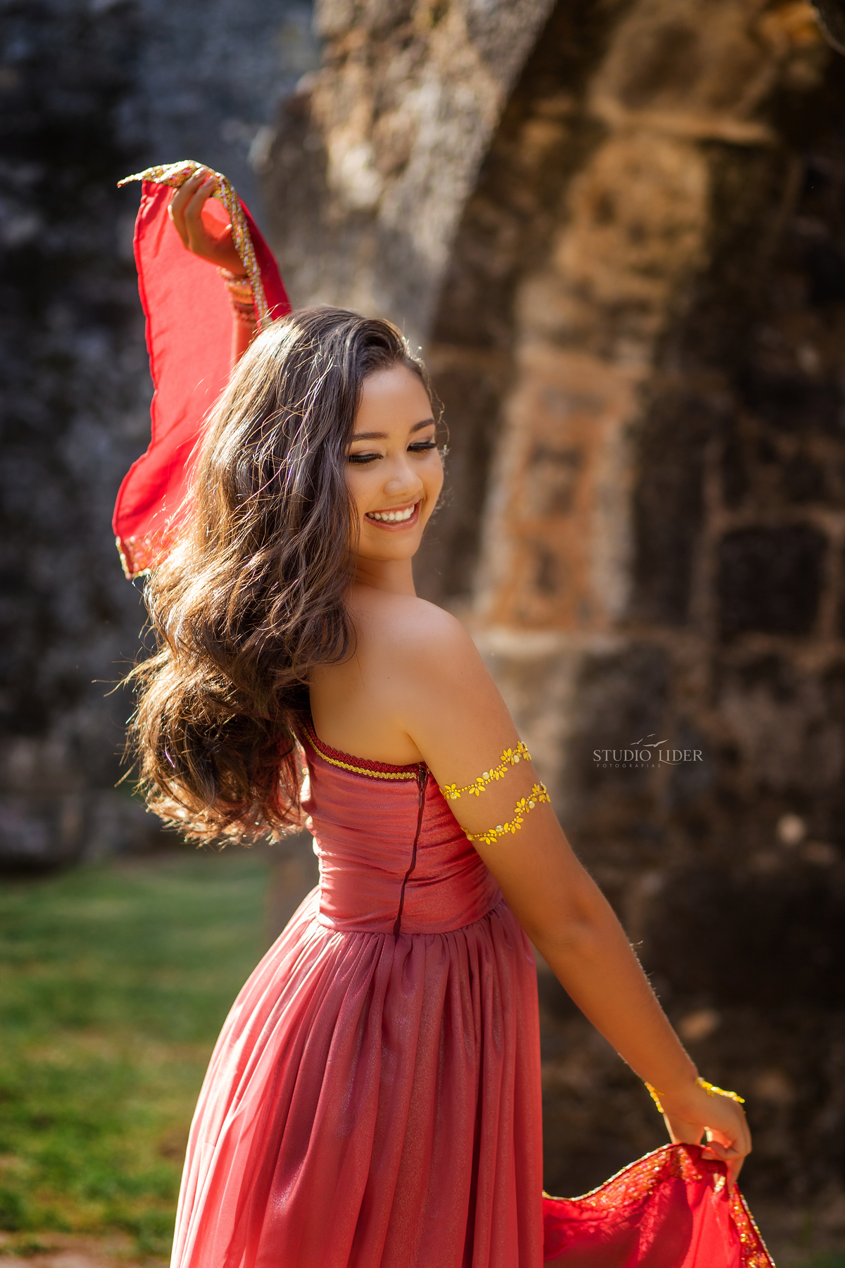 roupa vermelha de debutante em Salvador  ensaio debutante perfeito castelo colorido roupa colorida 15 anos melha ensaio 15 anos 