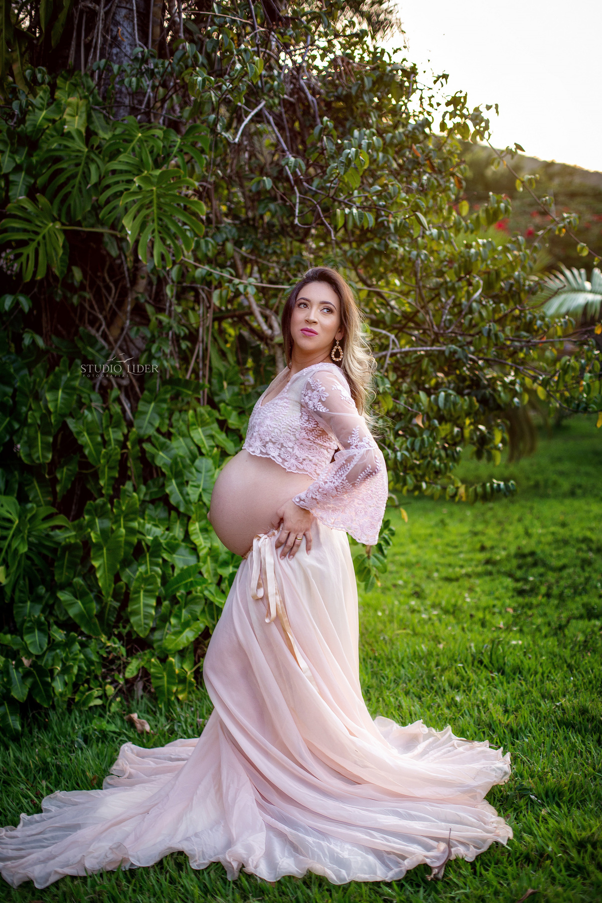 ensaio gestante roupa rosa em Jequié gravida em foto delicada