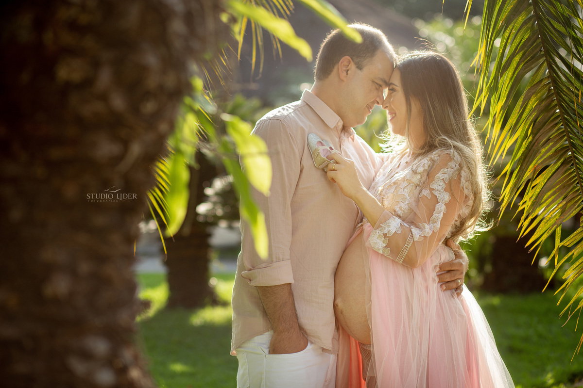 casal gestante Jequié  no Balneário Provisão com roupa rosa delicada e luz de sol