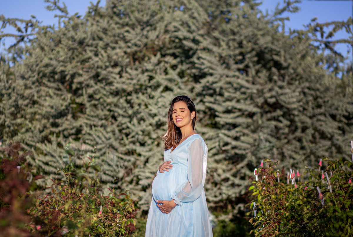 foto de gestante em por do sol com roupa azul 