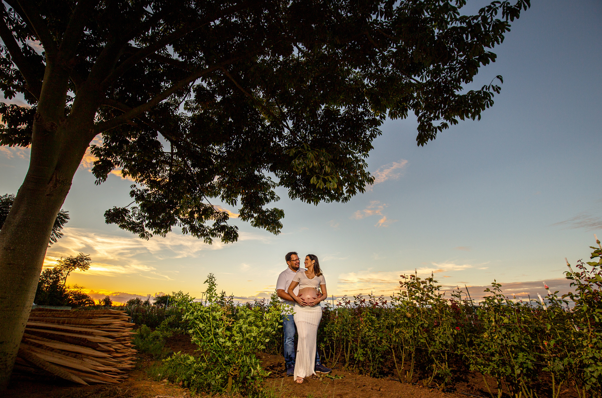 casal em foto no por do sol 