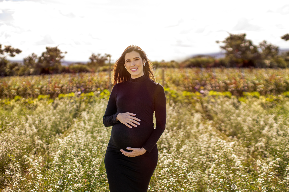 ensaio gestante em local aberto com girassol 