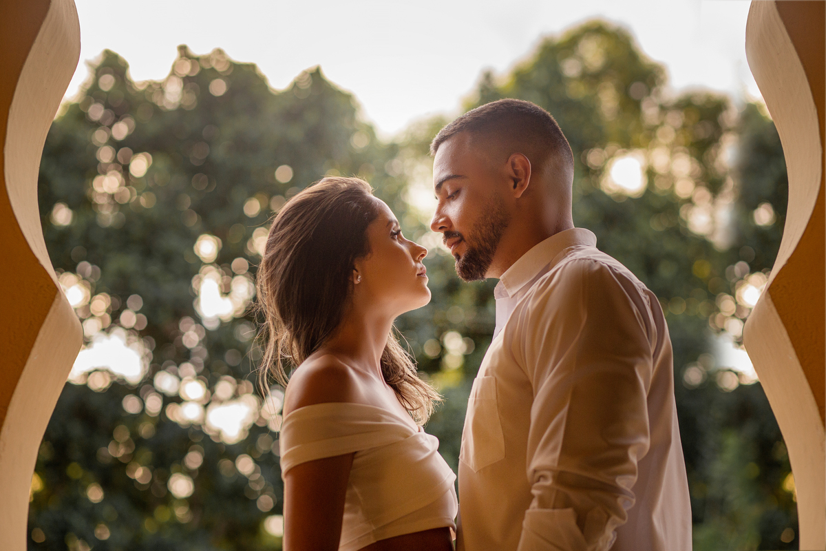 ensaio com luz diferente em fazenda com casal romântico 