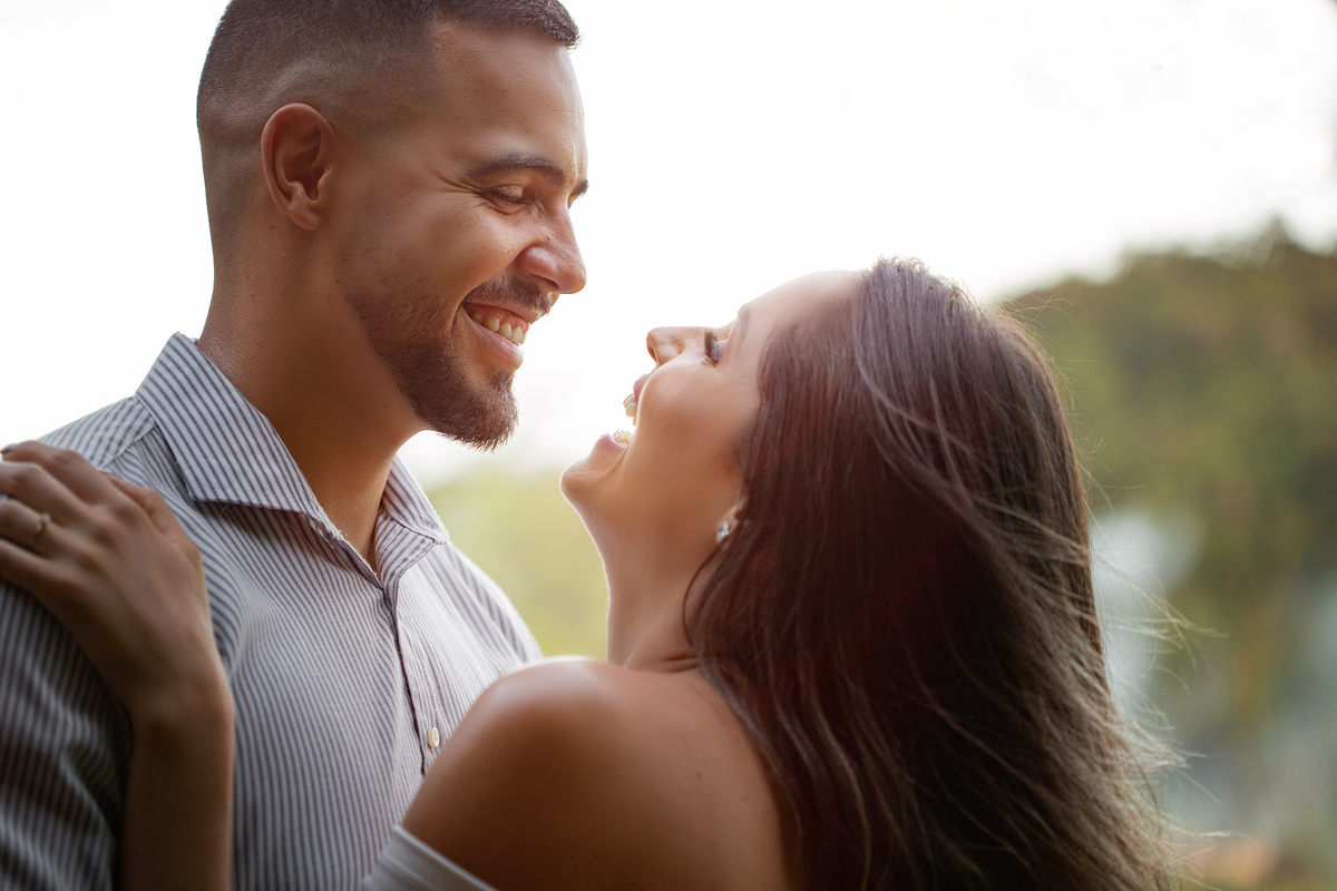 sorrisos naturais em ensaio de casal 
