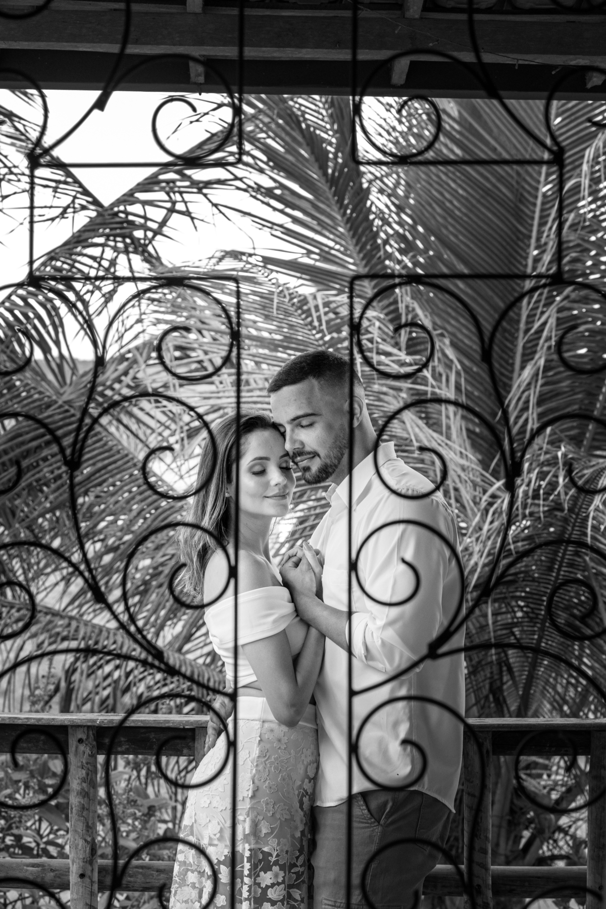 ensaio abençoando o casal romântico em fazenda 