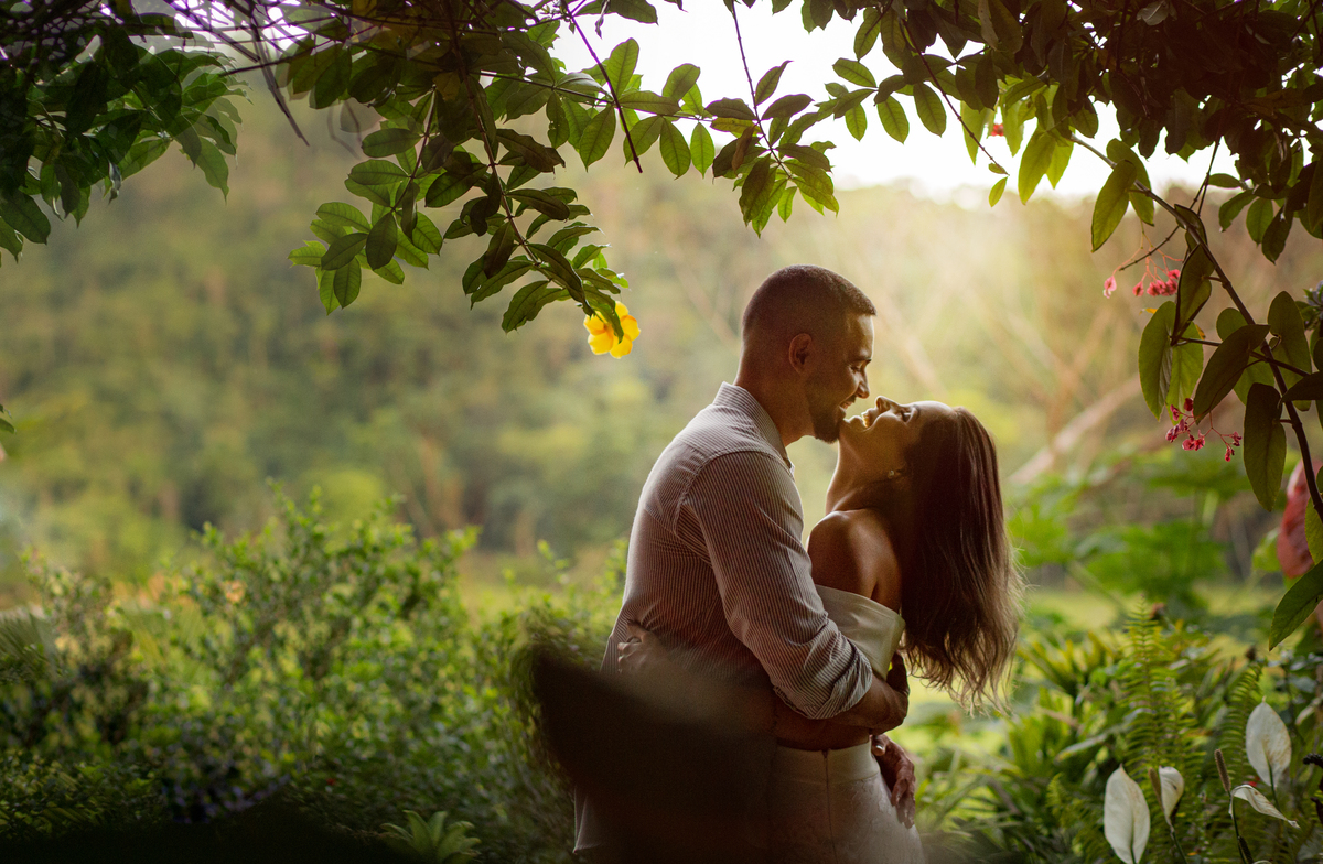 ensaio com luz diferente em fazenda com casal romântico 