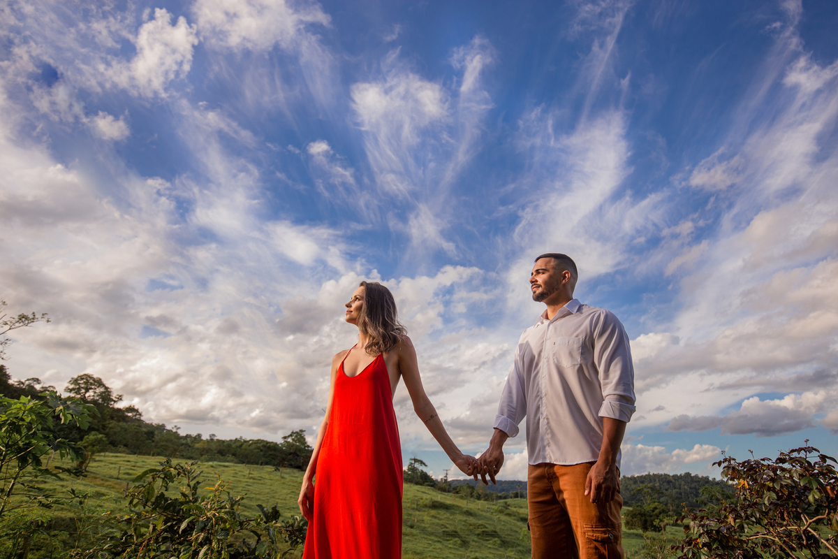 ensaio de casal com lindo céu de fundo pose diferente o melhor fotografo da região 
