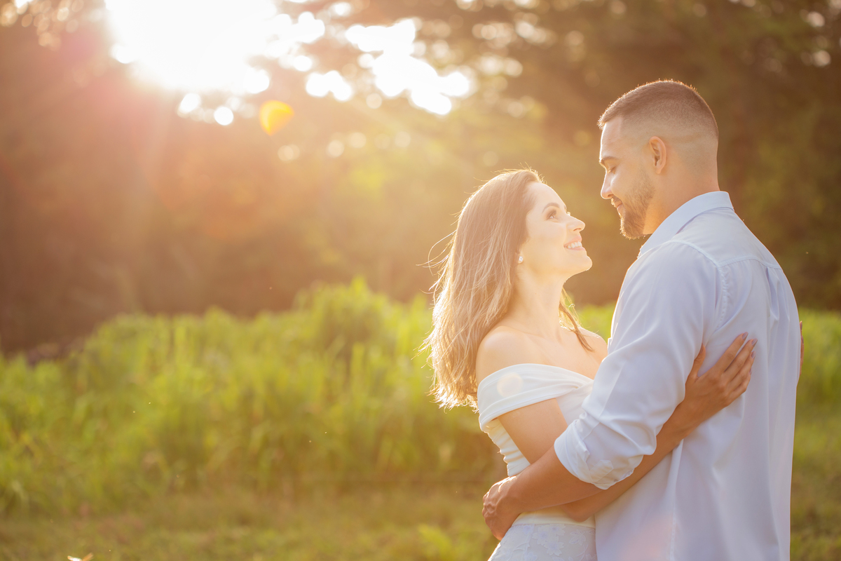 ensaio com luz diferente em fazenda com casal romântico 