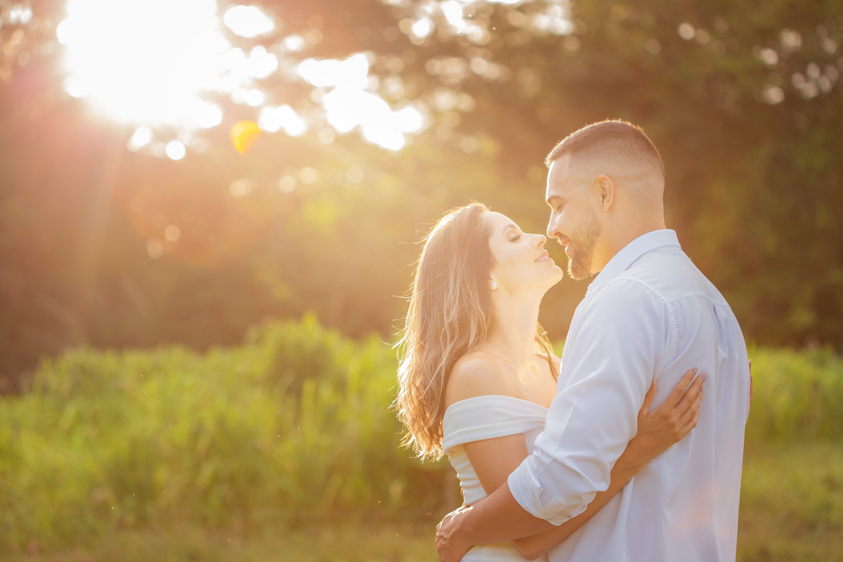 ensaio com luz diferente em fazenda com casal romântico 