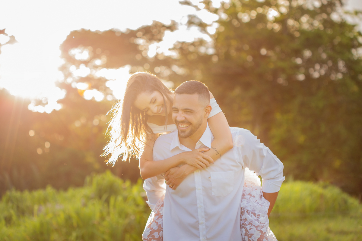 ensaio com luz diferente em fazenda com casal romântico 