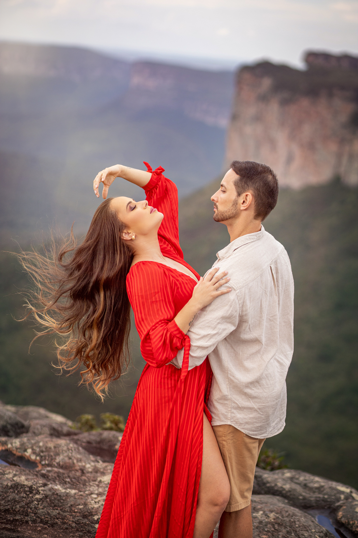 casal romântico ensaio no Morro do Pai Inácio na Chapada Diamantina 