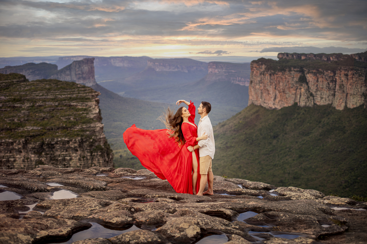 casal romântico ensaio no Morro do Pai Inácio na Chapada Diamantina 