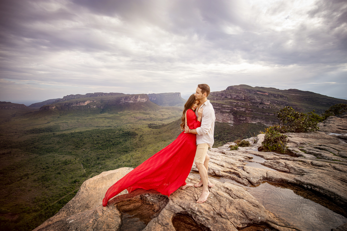 casal romântico ensaio no Morro do Pai Inácio na Chapada Diamantina 